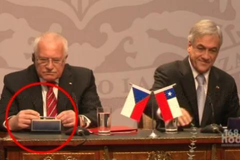 Έκλεψε ένα στυλό, μπροστά στις κάμερες, ο πρόεδρος της Τσεχίας! 
