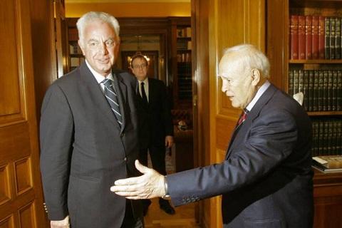 Ο Παναγιώτης Πικραμμένος στον Κάρολο Παπούλια