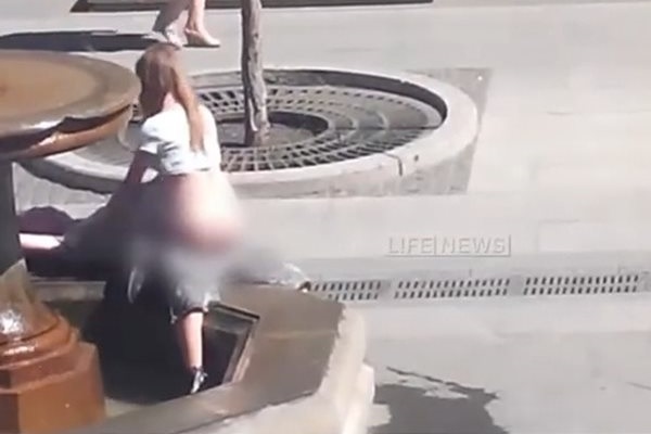 Ασυγκράτητο ζευγάρι κάνει έpωτα στο κέντρο της πλατείας