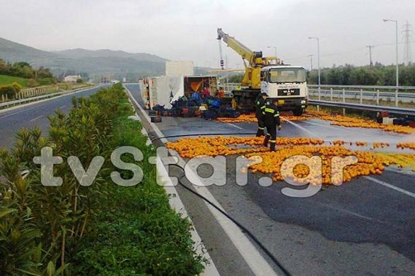 Γέμισε πορτοκάλια η Εθνική Οδός - Δείτε τις φωτογραφίες