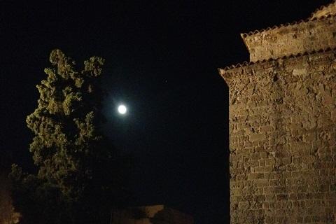 Νύχτα με πανσέληνο στην παλιά πόλη της Ρόδου
