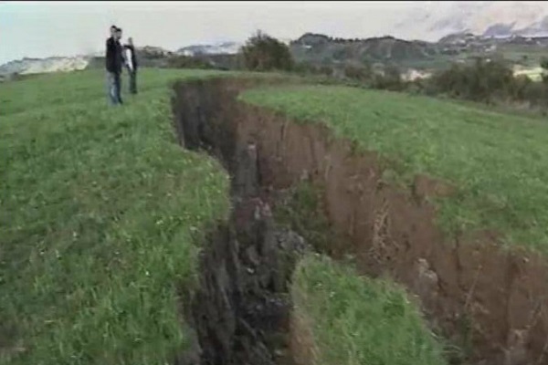 Δείτε το τεράστιο ρήγμα που δημιούργησε ο σεισμός στην Κεφαλονιά