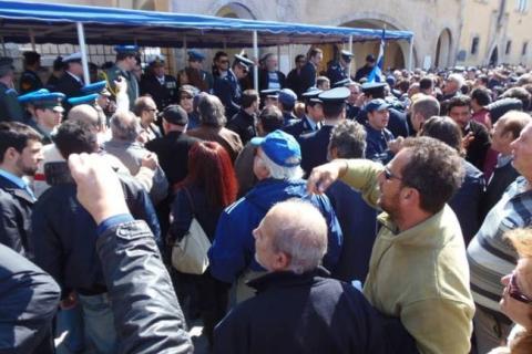 Συμπλοκές και γιαούρτια ματαίωσαν την παρέλαση στη Ρόδο 