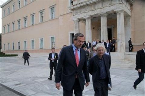 Ο Αντώνης Σαμαράς βγήκε... περίπατο στο Σύνταγμα!