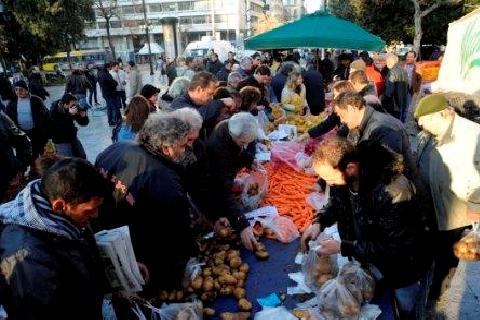 Κοσμοσυρροή για τα δωρεάν αγροτικά προϊόντα στο Σύνταγμα