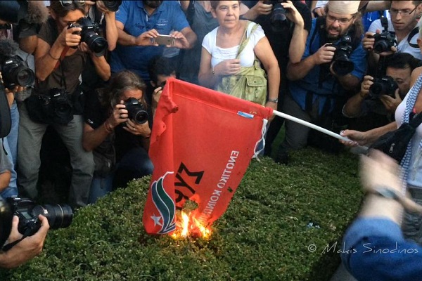 Αντιμνημονιακοί διαδηλωτές έκαψαν στο Σύνταγμα τη σημαία του ΣΥΡΙΖΑ