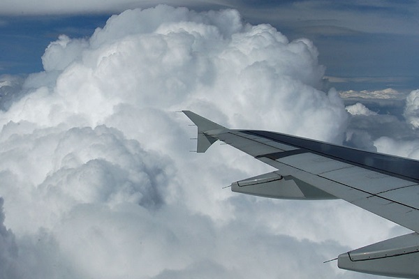 Επιβάτης αεροσκάφους φωτογράφισε έναν άνθρωπο να περπατάει στα σύννεφα! - Τι είπε ο ίδιος...
