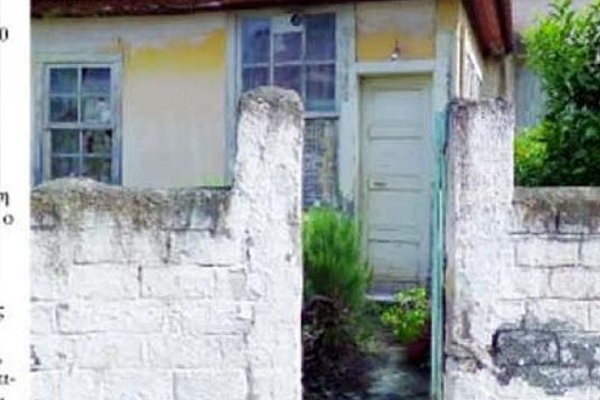 87χρονη είχε πεθάνει εδώ και 50 μέρες και ο γιος της ζούσε δίπλα της!