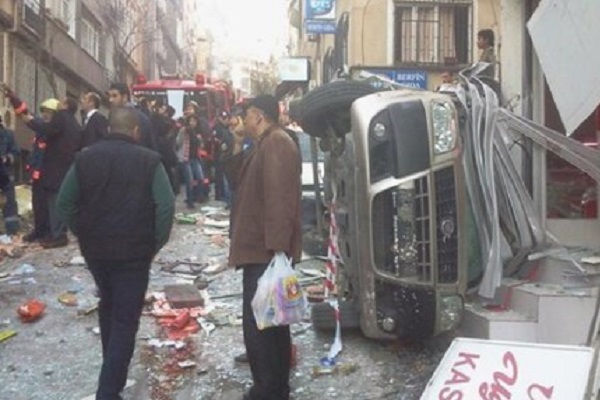 Ισχυρή έκρηξη συγκλόνισε την πλατεία Ταξίμ