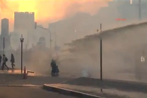 Το συγκλονιστικό video από την επίθεση στον ανάπηρο διαδηλωτή της πλατείας Ταξίμ - Κάνει το γύρο του κόσμου...