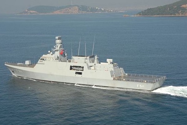 Από τις 3 τα ξημερώματα τουρκική κορβέτα «κόβει βόλτες» στις Κυκλάδες