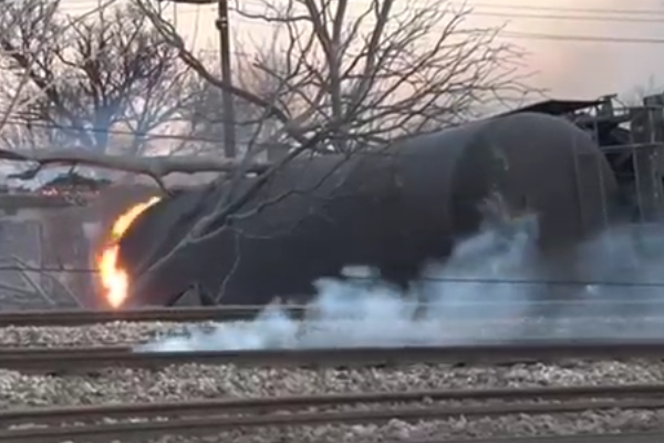 Εκρηξη τρένου στη Βουλγαρία - Τουλάχιστον 5 νεκροί (video) - Επτά από τις δεξαμενές του τρένου εκτροχιάστηκαν...