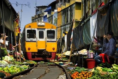 Έχετε δει ποτέ τρένο να περνάει μέσα από... λαϊκή αγορά;
