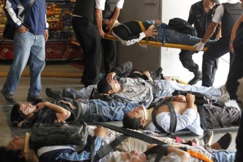 49 νεκροί και εκατοντάδες τραυματίες σε σιδηροδρομική τραγωδία