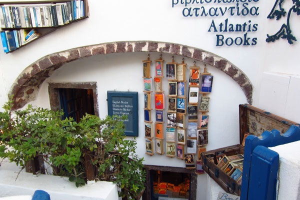 To βιβλιοπωλείο στη Σαντορίνη που ανακηρύχτηκε ως το κορυφαίο στον κόσμο  - Από το National Geographic...