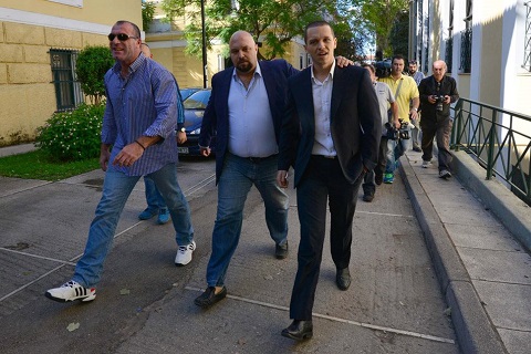Με κλωτσιές και σπρωξίματα αποχώρησε από τα δικαστήρια ο Η. Κασιδιάρης 