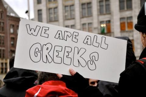 Χιλιάδες άνθρωποι, ένα σύνθημα: We Are All Greeks! 