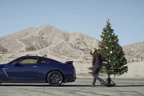 Πώς να ξεστολίσετε εύκολα και γρήγορα το χριστουγεννιάτικο δέντρο - Σε μόλις 2,7 sec!