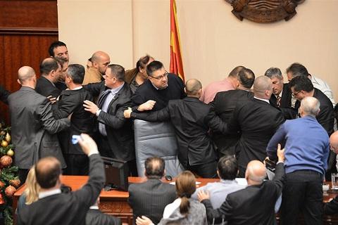Σε αρένα μετατράπηκε το κοινοβούλιο της ΠΓΔΜ