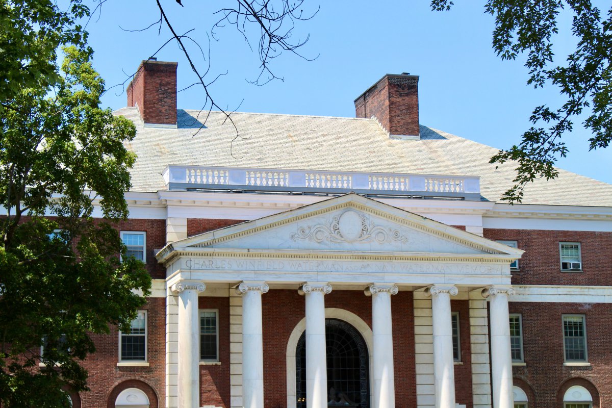 Γιατρός του Harvard αποκαλύπτει σε άρθρο τον μύθο που πίστευε για τα αντηλιακά