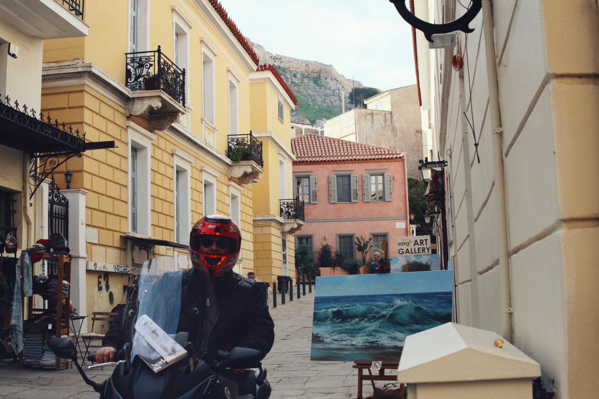 Έκρηξη στην Πλάκα: «Πάει για ολική αχρησία το κτίριο, πιθανότατα και το διπλανό», λέει ο Χαρλαύτης - Δύο άτομα απεγκλωβίστηκαν και τραυματίστηκε περαστικός, ενώ ζημιές σημειώθηκαν και σε γειτονικά κτίρια της περιοχής.