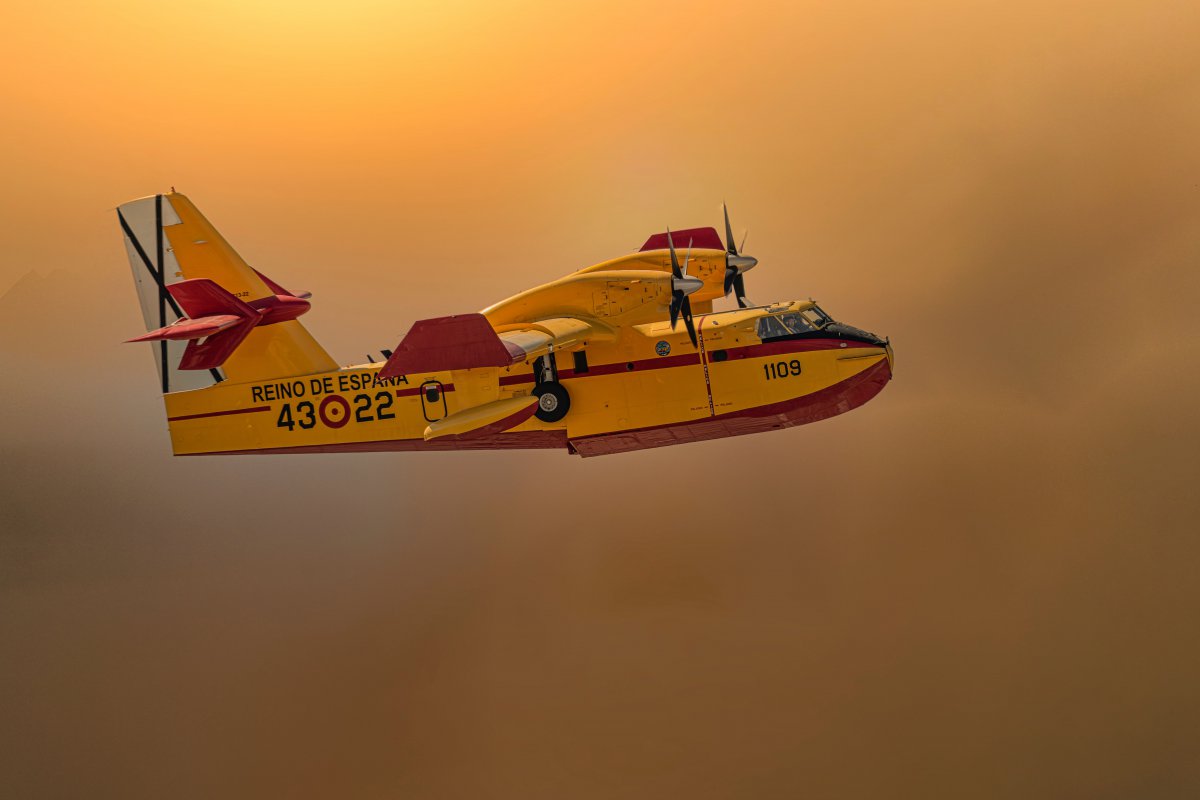 Έλληνας πιλότος Canadair έγινε δεκτός ως ήρωας στην Ισπανία – Δείτε την «αψίδα νερού» - Ισπανοί πυροσβέστες υποδέχθηκαν με συμβολική «αψίδα νερού» έναν Έλληνα χειριστή Canadair της 383 ΜΕΕΑ που έφτασε να βοηθήσει στην κατάσβεση των μεγάλω
