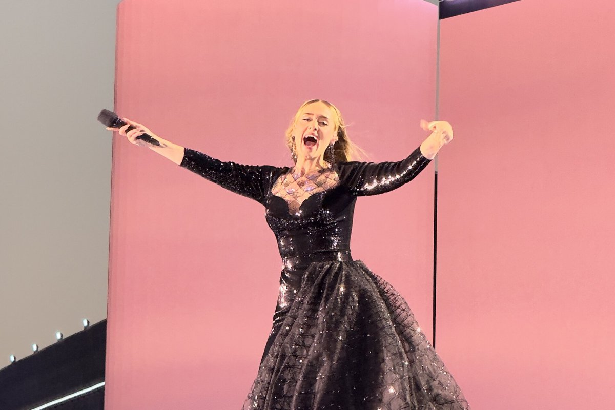 Φανερά αδυνατισμένη η Adele, δείτε την εμφάνισή της στο βρετανικό Γκραν Πρι της F1