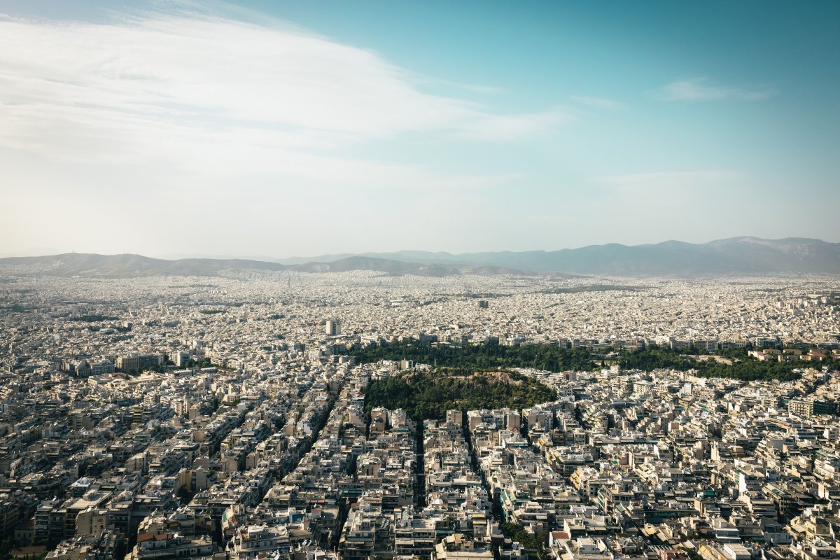 Ακίνητα: Γιατί γραφεία, καταστήματα και οικόπεδα συνεχίζουν να ανεβαίνουν παρά τις πιέσεις