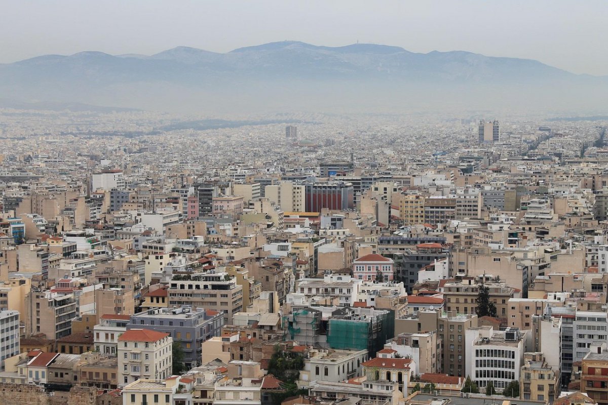 Αφρικανική σκόνη «σκεπάζει» την Ελλάδα: Ποιες περιοχές θα πληγούν περισσότερο και πότε θα υποχωρήσει