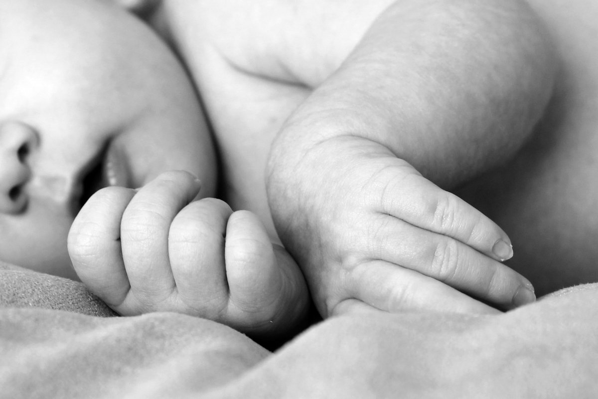 Αχαΐα: Εντοπίστηκε νεκρό βρέφος λίγων ημερών - Έρευνα για τα αίτια - Οι οικείοι του νεογέννητου ειδοποίησαν ασθενοφόρο τα ξημερώματα του Σαββάτου, ενώ στο σημείο έσπευσαν αστυνομικοί και ιατροδικαστής.