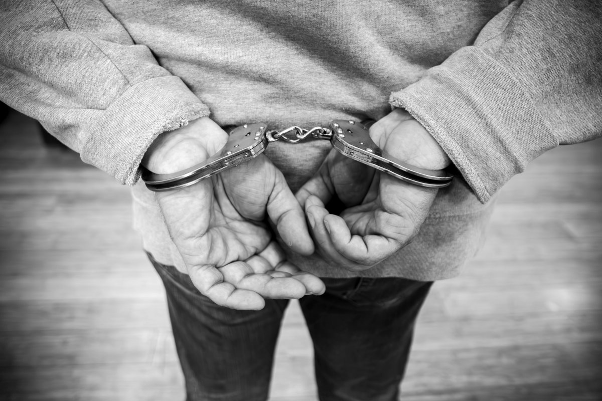 «Με επηρέασαν οι σειρές στο διαδίκτυο»: Στη φυλακή νεαρός που απειλούσε με δολοφονία τη μητέρα του