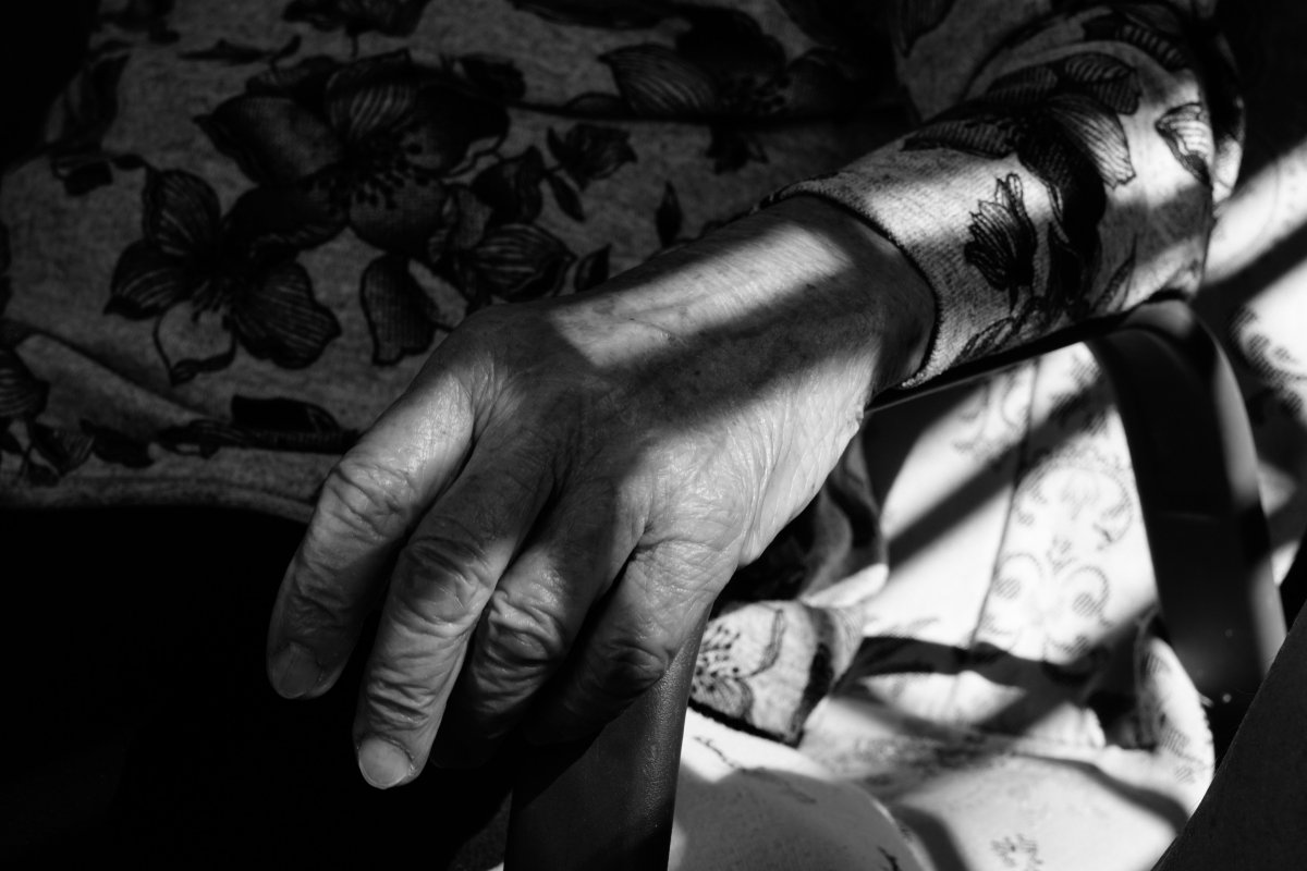81χρονος κουβαλά βαλίτσες για την καρκινοπαθή σύζυγό του - Η κίνηση που του άλλαξε τη ζωή - Ο Ντόναλντ εργάζεται στο τμήμα χαμένων αποσκευών για να καλύψει τα ιατρικά έξοδα της γυναίκας του, με την οποία είναι παντρεμένος 57 χρόνια, μέχρι που