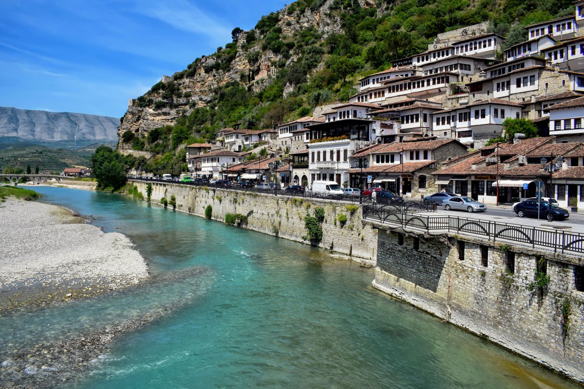 Οι πιο όμορφοι καλοκαιρινοί προορισμοί στο βουνό με φυσικές πισίνες και καταρράκτες