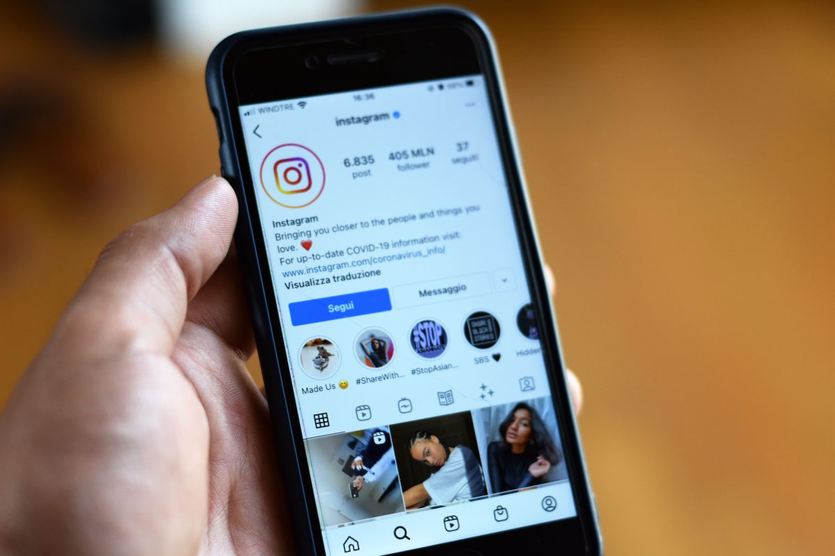 Το Instagram stalking που κανείς δεν παραδέχεται: Όταν η άλλη γυναίκα γίνεται εμμονή