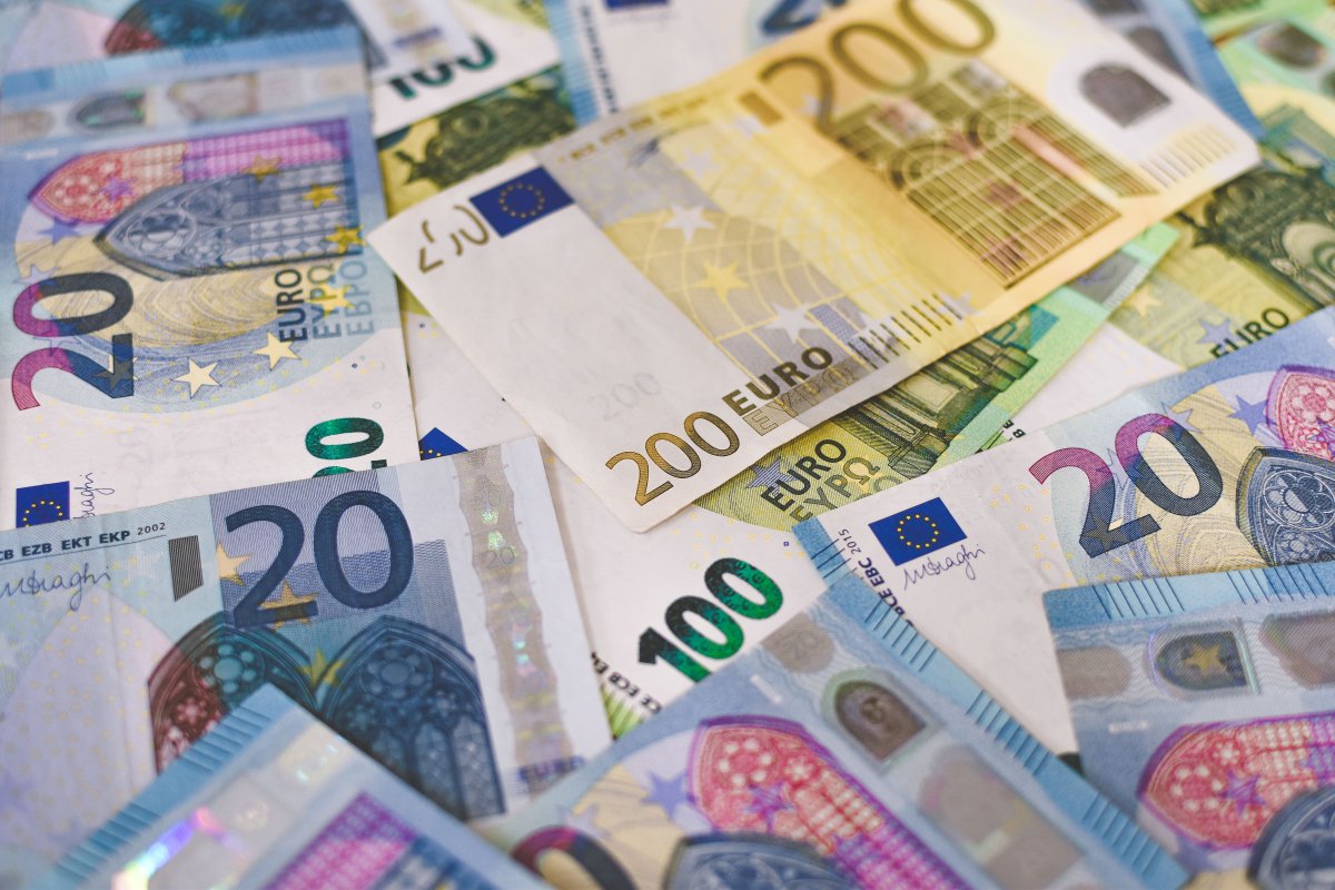 Κατέθεσε στην τράπεζα 200.000 ευρώ που είχε κάτω από το στρώμα – Τι του ζήτησε η εφορία και τι αποφάσισαν οι δικαστές