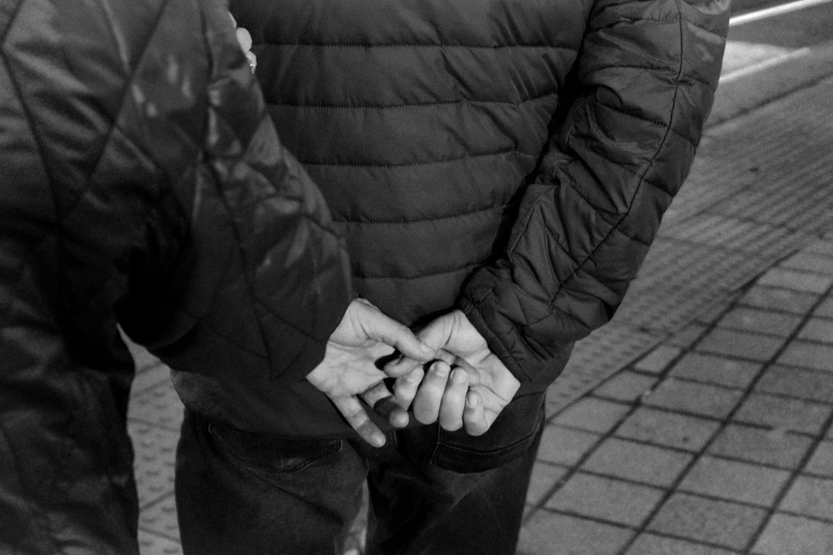Περπατάς με τα χέρια πίσω από την πλάτη σαν παππούς; Δες τι λέει για την προσωπικότητά σου