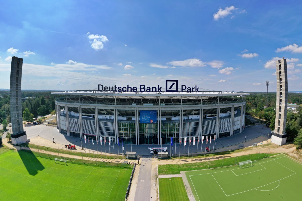 Νέα έφοδος αρχών στα κεντρικά της Deutsche Bank – Τι ερευνούν οι εισαγγελείς - Εισαγγελείς και στελέχη της γερμανικής φορολογικής αρχής εισέβαλαν στα γραφεία της τράπεζας στη Φρανκφούρτη στο πλαίσιο έρευνας για φερόμενη φοροδιαφυ
