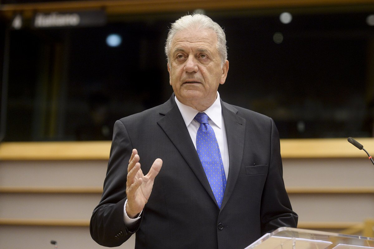 Ευρωπαϊκό ένταλμα σύλληψης για τον Αβραμόπουλο για το Qatargate - Στον πρώην επίτροπο αποδίδεται η κατηγορία συμμετοχής σε εγκληματική οργάνωση, με τις Αρχές να συνδέουν την υπόθεση με οικονομικό όφελος ύψους περίπου