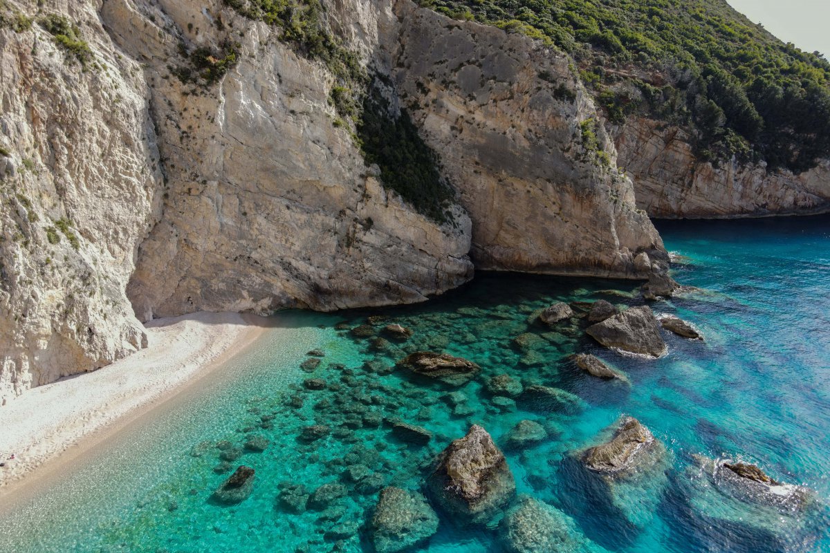 Κατολίσθηση στον Μύρτο Κεφαλονιάς: Τι είπε ο Λέκκας για τον κίνδυνο και ποια έκτακτα μέτρα ελήφθησαν - Ο πρόεδρος του ΟΑΣΠ προειδοποιεί ότι δεν αποκλείονται μεγαλύτερες κατολισθήσεις και ανακοινώνει αυστηρά μέτρα προστασίας για τους λουόμενους.