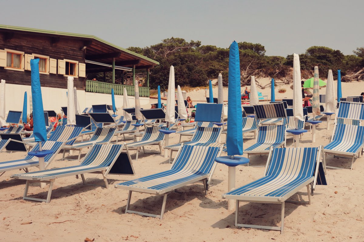 Οι καλύτερες ακτές έχουν γεμίσει ξαπλώστρες ‑ Οι Ιταλοί λένε «ως εδώ»