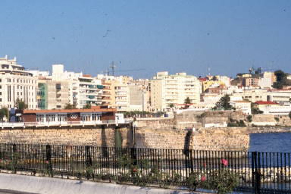 Θέουτα: Χιλιάδες μετανάστες φώναζαν «Ζήτω η Ισπανία» εκλιπαρώντας να μην επιστραφούν στο Μαρόκο - Εικόνες χάους στον ισπανικό θύλακα στη βόρεια Αφρική, με 2.000 έως 3.000 ανθρώπους να περνούν τα σύνορα κολυμπώντας ή σκαρφαλώνοντας τον φράχτη - επτά