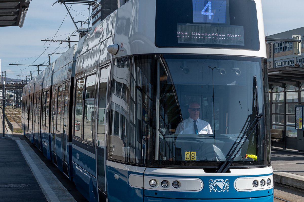 Τραμ συγκρούστηκε με τρίκυκλο στο Παλαιό Φάληρο – Τραυματίας ένα 9χρονο κορίτσι - Στο τρίκυκλο επέβαιναν και οι δύο γονείς μαζί με την 9χρονη κόρη τους