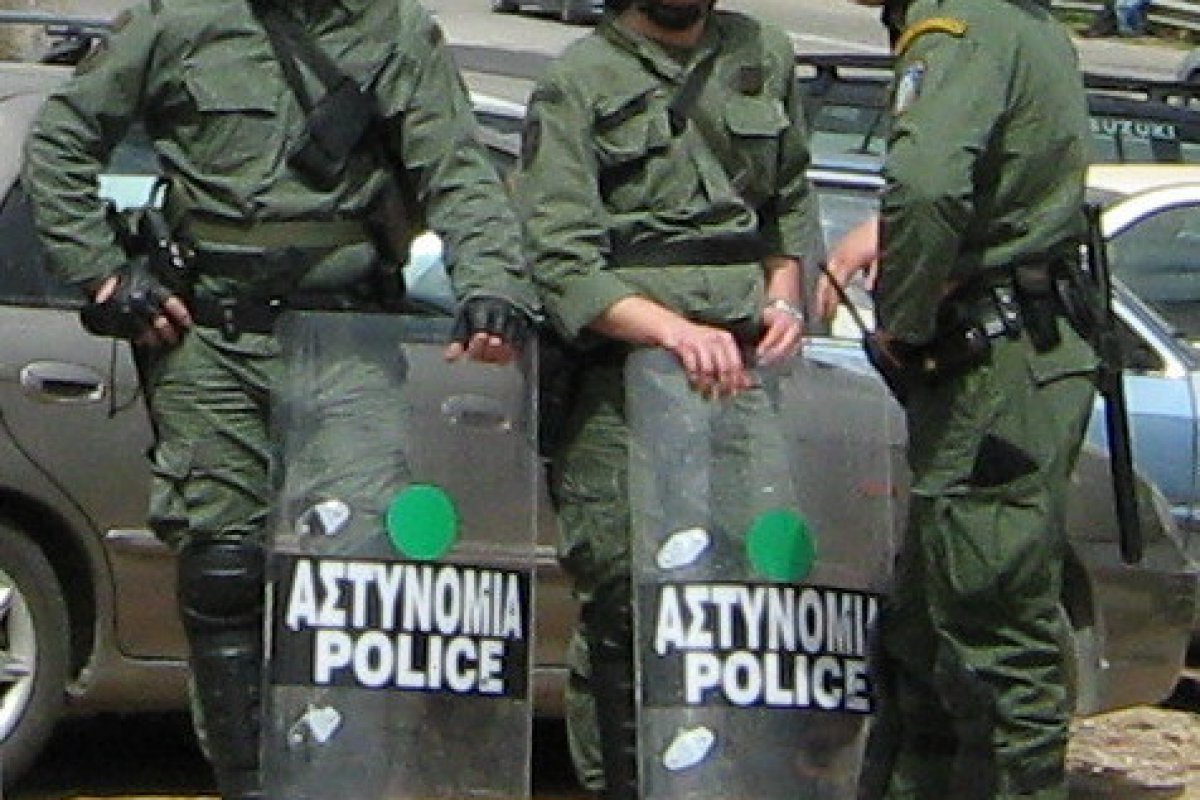 Θεσσαλονίκη: Ξυλοκόπησαν 60χρονο για τη δυνατή μουσική και επιτέθηκαν σε αστυνομικούς - Το επεισόδιο στον Φοίνικα κατέληξε σε πέντε συλλήψεις, ενώ κατά τη συμπλοκή τραυματίστηκε ένας αστυνομικός και προκλήθηκαν ζημιές σε περιπολικό.