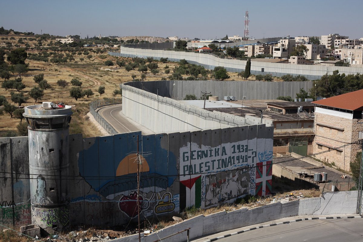 Δυτική Όχθη: Σε κρίσιμη κατάσταση ο Νέρια Λάιτερ, γιος του πρέσβη του Ισραήλ στις ΗΠΑ - Ο 29χρονος Παλαιστίνιος οδηγός, από το χωριό Μπέιτ Ουρ αλ-Τάχτα, σκοτώθηκε από πυρά του ισραηλινού στρατού στο σημείο ελέγχου κοντά στον οικισμό Μπέιτ