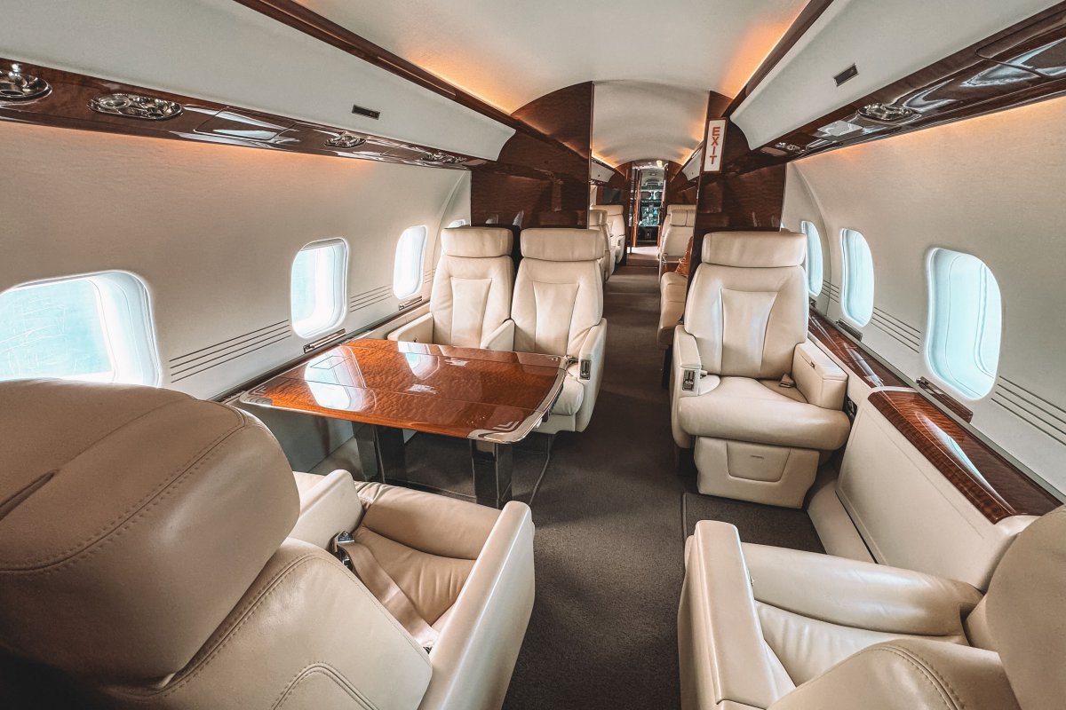 Μέσα στο πολυτελές jet των celebrities με χαβιάρι, Wi-Fi και gift bag 800 δολαρίων
