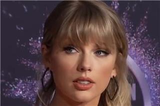 Taylor Swift στην αγκαλιά του Travis Kelce στα backstage – Η στιγμή με την Dakota Johnson