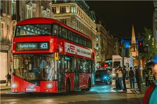 Oxford Street: Ο διάσημος εμπορικός δρόμος του Λονδίνου γίνεται πεζόδρομος ‑ Δείτε πώς θα γίνει