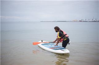 Βγήκε για SUP στη Λήμνο και γύρισε με πρόστιμο 250 ευρώ: Τι πρέπει να θυμάστε πριν ανεβείτε στη σανίδα