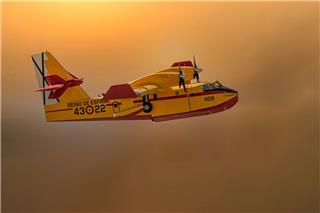 Έλληνας πιλότος Canadair έγινε δεκτός ως ήρωας στην Ισπανία – Δείτε την «αψίδα νερού»