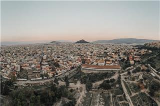 Γιατί οι ξένοι πλούσιοι αγοράζουν ακίνητα στην Ελλάδα και μεταφέρουν επιχειρήσεις